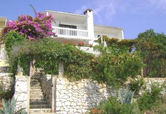 Holiday home Zdenka allows 18 year olds to book a room