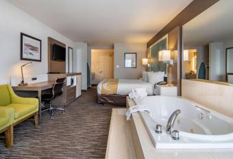 Quality Inn Kamloops has rooms with a private hot tub