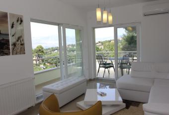 Villa Mandaric has Balcony rooms