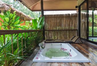 Long Beach Chalet - SHA Extra Plus has rooms with a private hot tub