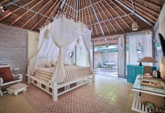 Visakha Sanur has rooms with a private hot tub