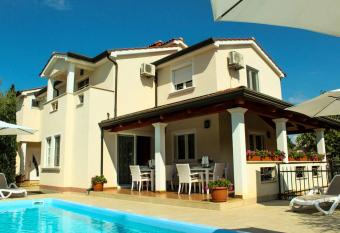 Villa Zare has Balcony rooms