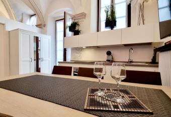 Living The Dream has rooms with a private hot tub