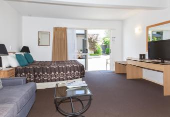 Casino Court Motor Lodge has rooms with a private hot tub