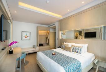 Grand Mirage Resort & Thalasso Bali has rooms with a private hot tub