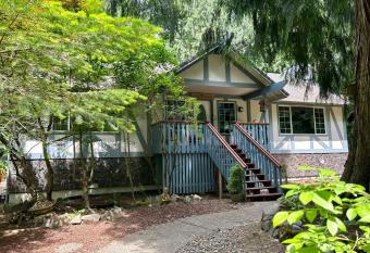 Cozy Bird house w Big screen! allows 18 year olds to book a room