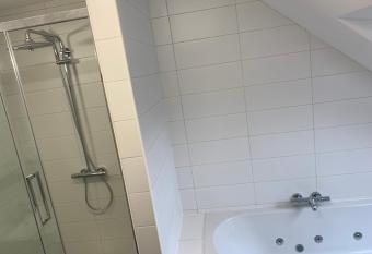 Hotel De Maaskant has rooms with a private hot tub