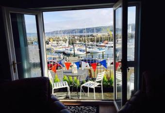 Waterfront Apartment has Balcony rooms