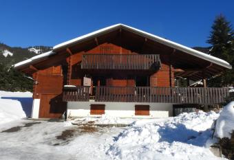 Chalet Bises Blanches has rooms with a private hot tub