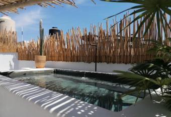 Petit Hotel Hafa allows 18 year olds to book a room