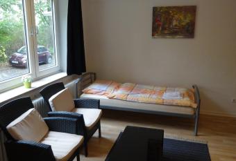 Monteurzimmer - Messe Nord allows 18 year olds to book a room