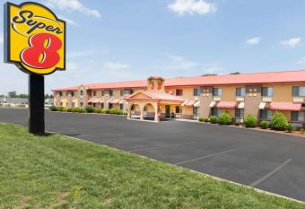 Super 8 by Wyndham Bowling Green South has Smoking rooms