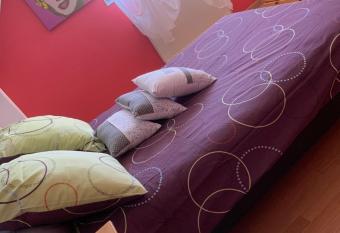 Maison priv  e allows 18 year olds to book a room