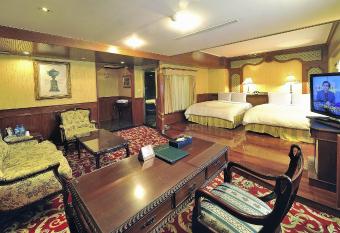 KaRo Hotel has rooms with a private hot tub