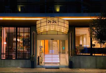 Hotel Park allows 18 year olds to book a room