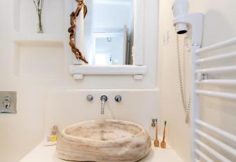 Vincenzo Family Rooms has rooms with a private hot tub