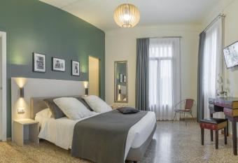 Grand Canal Suite allows 18 year olds to book a room