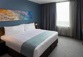 Holiday Inn Sydney St Marys, an IHG Hotel allows 18 year olds to book a room