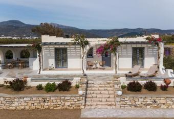 Anemones Studios & Suites - Onar Hotels Collection has rooms with a private hot tub