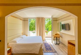 Park Hotel Ai Pini & Restaurant Ai Pini has rooms with a private hot tub