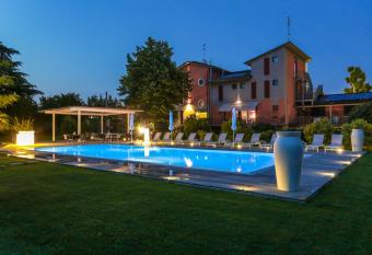 Residenza Cartiera 243 Country House allows 18 year olds to book a room