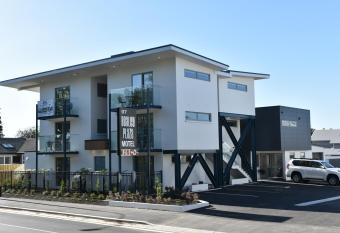 Bealey Plaza Motel has Balcony rooms