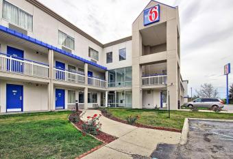 Motel 6 Columbus West has Smoking rooms