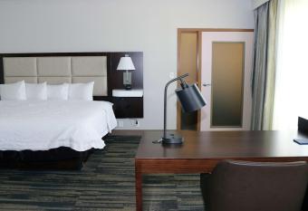 Hampton Inn & Suites Stephenville has rooms with a private hot tub