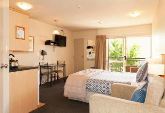 Lorenzo Motor Lodge has rooms with a private hot tub