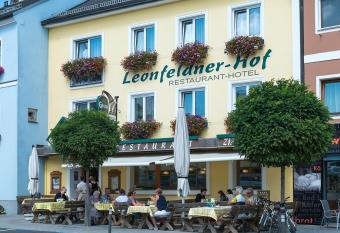Leonfeldner-Hof has Balcony rooms