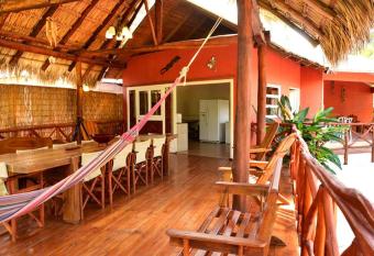 Villas la Paz has rooms with a private hot tub