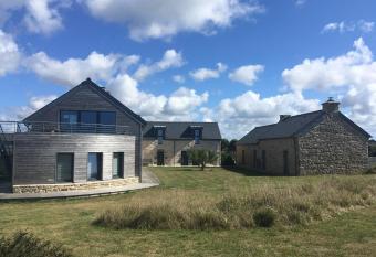 Le Clos Pen Kear has Balcony rooms