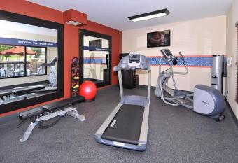 Hampton Inn Eden has rooms with a private hot tub