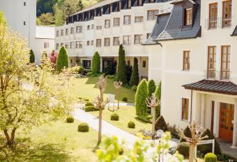 Kloster St. Josef allows 18 year olds to book a room