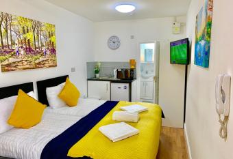 London Apartments, Close To Station has Balcony rooms