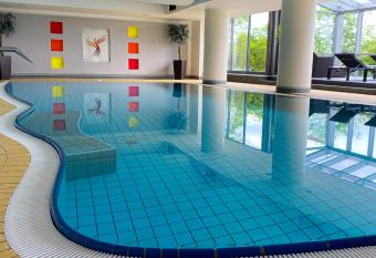 Ph  nix Hotel allows 18 year olds to book a room