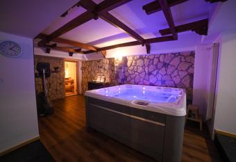 No 107 Predeal has Balcony rooms