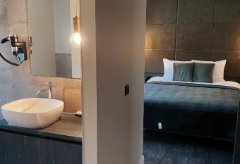 Hotel de Kastanjefabriek allows 18 year olds to book a room