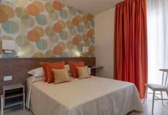 Hotel Victoria has rooms with a private hot tub