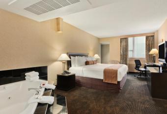 Ramada Plaza by Wyndham Calgary Downtown has Balcony rooms