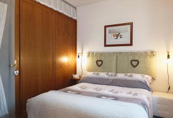 La CRI Bed & Breakfast has Balcony rooms