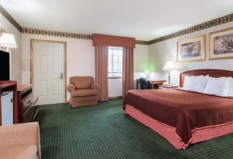 Howard Johnson by Wyndham Lenox has Smoking rooms