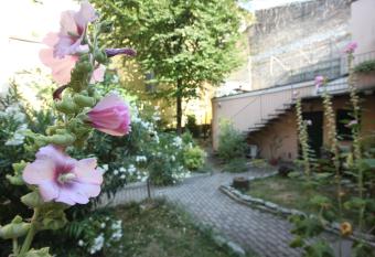 La Corte del Pratello has Balcony rooms