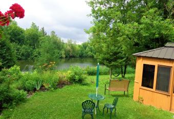 Motel des Deux Lacs allows 18 year olds to book a room