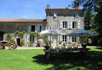 Domaine de Lalat - B&B with en-suite bathrooms all rooms with garden views allows 18 year olds to book a room