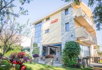 Pansion Glory has Balcony rooms