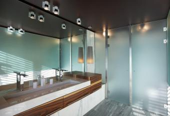 Seven Apartments has rooms with a private hot tub