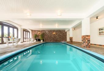 Vila Suzana Parque Hotel allows 18 year olds to book a room