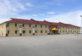 Super 8 by Wyndham Park City/North Wichita Area has Smoking rooms