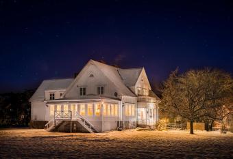 Villa Bro has Balcony rooms